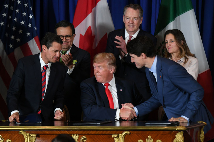 Tổng thống Trump là trung tâm của sự chú ý khi ông ký một hiệp định thương mại mới (USMCA) thay thế cho Hiệp định thương mại tự do Bắc Mỹ (NAFTA) với hai nhà lãnh đạo Canada và Mexico bên lề Hội nghị thượng đỉnh G20 ở Argentina.