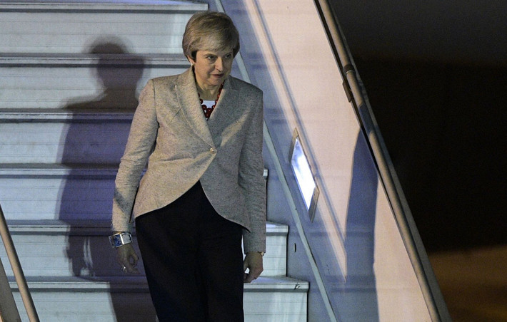 Bức ảnh cho thấy Thủ tướng Anh Theresa May dường như “cô đơn” khi tới Argentina vào nửa đêm. Trên chuyến bay kéo dài 14 giờ tới Argentina, bà May khẳng định thỏa thuận Brexit sẽ được Quốc hội nước này thông qua.