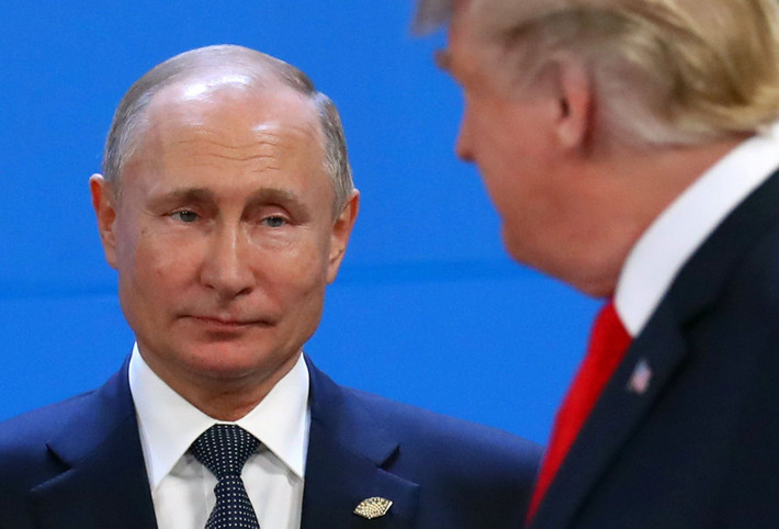Tổng thống Mỹ Donald Trump và Tổng thống Nga Vladimir đã chạm mặt nhau trong phiên chụp hình lưu niệm chung của các lãnh đạo G20 tại lễ khai mạc hội nghị ở Buenos Aires. Ống kính truyền thông ghi lại bức ảnh cho thấy hai nhà lãnh đạo Nga-Mỹ giữ khoảng cách và không trao đổi ánh mắt. Trước đó, hôm 29/11, Tổng thống Trump bất ngờ thông báo hủy cuộc gặp với ông Putin ở Argentina nhằm phản ứng vụ đụng độ giữa Nga và Ukraine trên Biển Đen ngày 25/11.