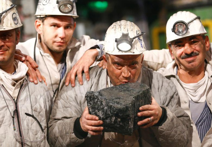 Một thợ mỏ hôn viên than đá biểu tượng được lấy từ mỏ than Franz Haniel trong buổi lễ đóng cửa ở Bottrop, Đức, ngày 21/12.