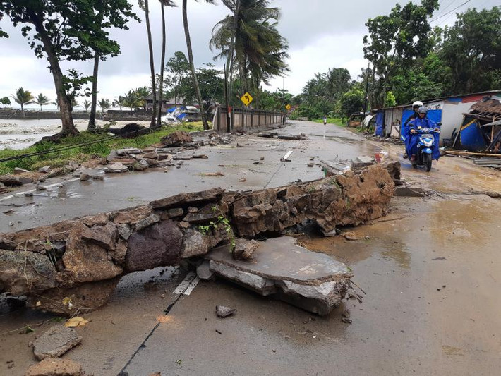 Một bức tường đổ sập sau trận sóng thần trên bãi biển Carita, tỉnh Banten. Ảnh: Reuters.