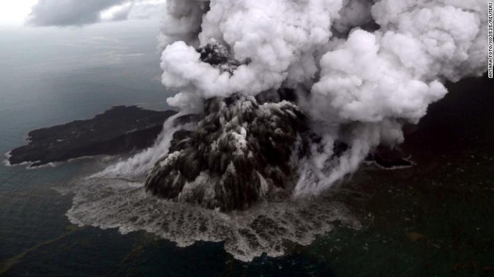 “Các trận sóng thần vẫn có thể tiếp tục xảy ra khi núi lửa Anak Krakatoa còn hoạt động”, người phát ngôn Cơ quan Giảm nhẹ Thiên tai Indonesia, ông Sutopo Nugroho, cho hay. Ảnh: CNN.