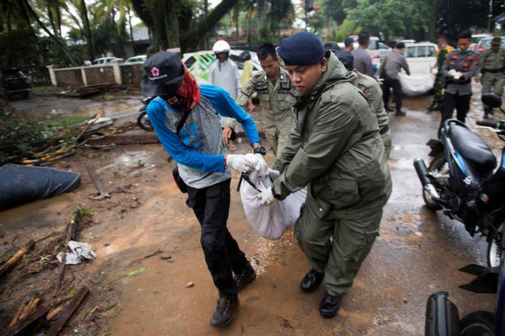 Theo hãng thông tấn Reuters, lực lượng cứu hộ sử dụng một số máy móc hạng nặng và tay không trong quá trình tìm kiếm nạn nhân tại những toà nhà đổ nát. Ảnh: Reuters.