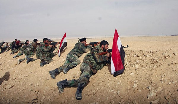 Cùng lúc, các chiến đấu cơ Syria không kích căn cứ của phiến quân IS tại khu vực này. Giao tranh ác liệt giữa lực lượng chính phủ Damascus và các tay súng IS cũng xảy ra tại sa mạc al-Sukhnah. Ảnh: FNA.