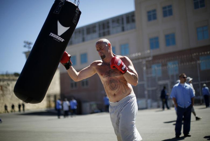 Chris Willis, 34 tuổi, đấm bốc trong khu tập thể thao tại nhà tù San Quentin tháng 6/2012.