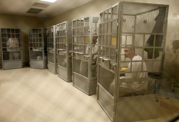 Các tù nhân được cách ly khi tham gia một buổi trị liệu ở nhà tù San Quentin tháng 6/2016.