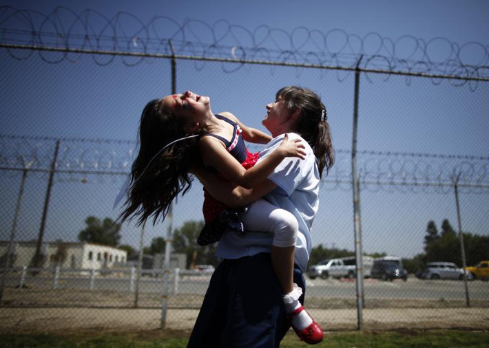 Cori Walters, 32 tuổi, bế cô con gái 6 tuổi Hannah Walters tại nhà tù dành cho nữ ở Chino, bang California, tháng 5/2012.