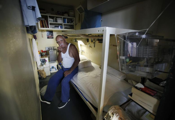 Ông Marvin Caldwell, 63 tuổi, bị kết án tù 20 năm ngồi trong phòng giam của mình ở nhà tù San Quentin ở San Quentin, California, hồi tháng 6/2012.