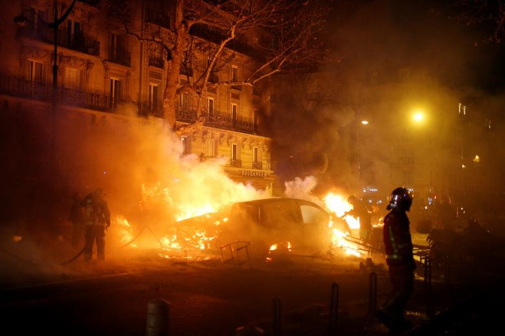 Trước tình hình trên, chính quyền Tổng thống Macron đang cân nhắc áp đặt tình trạng khẩn cấp để ngăn chặn bạo động. Ông Macron cũng sẵn sàng đối thoại, song sẽ không rút lại việc cải cách chính sách.