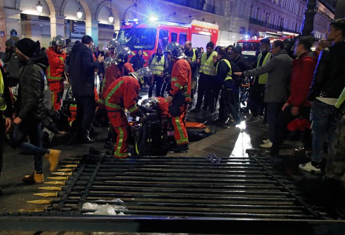Một người bị thương được sơ cứu trên đường Rivoli ở Paris.