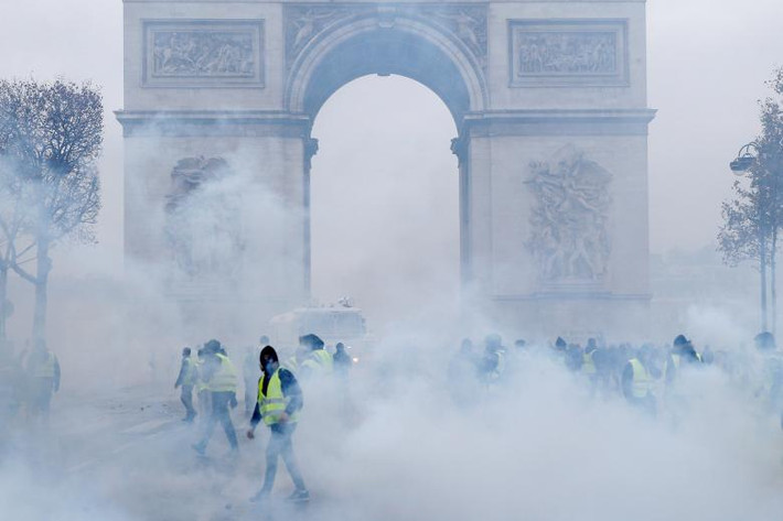Bạo loạn bùng phát tại Paris khi đám đông người biểu tình quá khích đốt phá hàng chục ô tô và cửa hàng, đồng thời yêu cầu Tổng thống Macron từ chức.