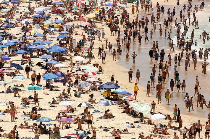 Australia đã trải qua điều kiện thời tiết khắc nghiệt vào tháng 1/2018, với mức nhiệt cao kỷ lục. Bãi biển Bondi ở Sydney, Australia, trở nên đông đúc khi nhiệt độ lên tới hơn 47 độ C. Tại Melbourne, đợt nắng nóng kinh hoàng đã khiến hàng chục nghìn hộ gia đình bị cắt điện. (Nguồn ảnh: AJ).