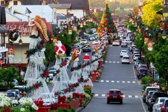 Tại Argentina, người dân sẽ trang hoàng nhà cửa với đèn, vòng hoa và cây thông Noel trong dịp lễ Giáng sinh. Các món ăn phổ biến trong dịp lễ này gồm gà tây, thịt lợn nướng, cà chua và bánh mì Giáng sinh. Ảnh: ATC.