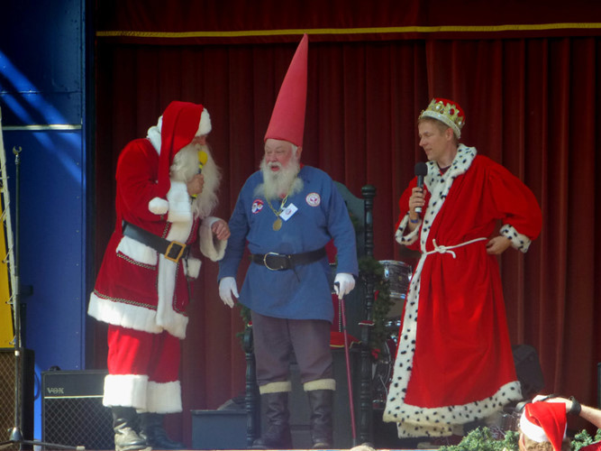 Tại Na Uy, mọi người sẽ tặng nhau những món quà trong đêm Giáng sinh. Julenissen, "phiên bản" ông già Noel ở Na Uy, cũng sẽ đi phát quà cho các em nhỏ. Ảnh: Insider.