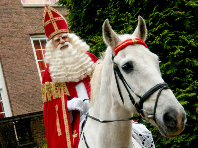 Tại Hà Lan, ngày quan trọng nhất của dịp lễ Giáng sinh rơi vào ngày 5/12. Sinterklaas là "phiên bản" ông già Noel ở đất nước Hà Lan. Vào dịp lễ Giáng sinh, ông già Noel Sinterklaas sẽ cưỡi ngựa trắng đi vào thị trấn, gõ cửa từng nhà và tặng quà cho những đứa trẻ ngoan. Ảnh: Insider.