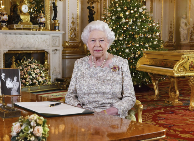 Nữ hoàng Anh Elizabeth II ngồi tại Phòng White Drawing, Cung điện Buckingham, London, Anh, dịp lễ Giáng sinh. Ảnh: AP.