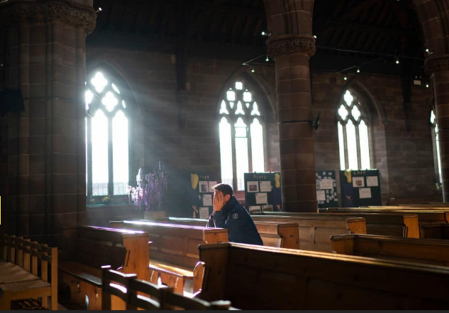 Một người đàn ông cầu nguyện trong nhà thờ trong đêm Giáng sinh ở Birmingham, Anh, ngày 24/12. Ảnh: Getty. Mời độc giả xem thêm video: Thủ đô Berlin rực rỡ đón lễ Giáng sinh và Năm mới (Nguồn: VTC14)