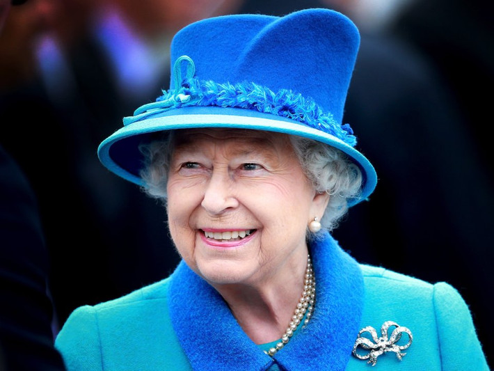 Mỗi năm, vào dịp lễ Giáng sinh, Nữ hoàng Anh Elizabeth II sẽ gửi thông điệp Giáng sinh tới người dân. Được biết, truyền thống này do Quốc vương George V “khởi xướng” vào năm 1932. (Nguồn ảnh: Insider)