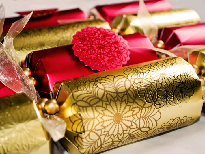 Những cái ống nhỏ có tên “bánh quy Giáng sinh” này chứa đồ chơi hay món quà nào đó,…Vào ngày lễ Noel, các thành viên trong gia đình sẽ quây quần bên nhau cùng mở những "chiếc bánh" này ra.