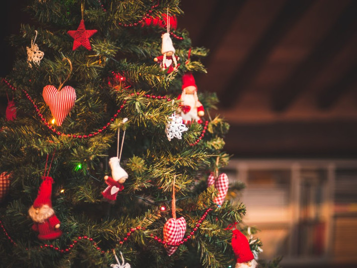 Tại Anh, mọi người thường dỡ bỏ cây thông Noel và lấy những món đồ trang trí xuống trong vòng 12 ngày sau ngày lễ Giáng sinh (25/12) để tránh những điều xấu có thể xảy ra trong năm mới.