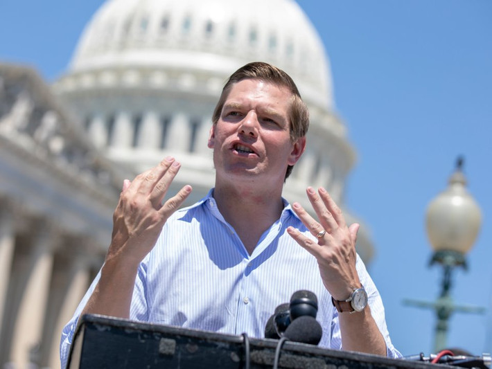 Hạ nghị sĩ Eric Swalwell cũng có những dấu hiệu cho thấy ông sẽ tham gia tranh cử vị trí Tổng thống Mỹ năm 2020. Trong những tháng gần đây, nghị sĩ này đã tới các bang Iowa, New Hampshire và South Carolina. Ảnh: BI.