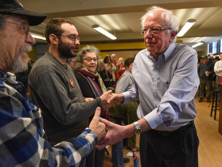 Trong đó, Thượng nghị sĩ Bernie Sanders, 77 tuổi, đã tới một số tiểu bang quan trọng trong năm qua và phát hành một cuốn sách. Ảnh: BI.