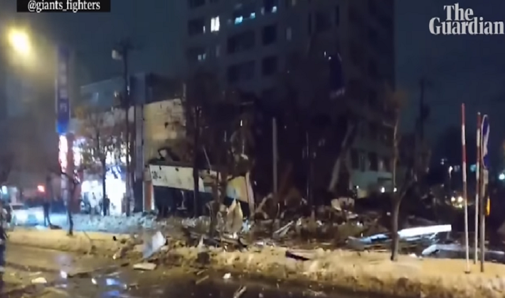 “Vụ nổ ở Sapporo thật kinh hoàng. Toàn bộ cửa kính của một căn hộ bên cạnh đều bị nứt vỡ”, một nhân chứng cho hay. Ảnh: The Guardian.