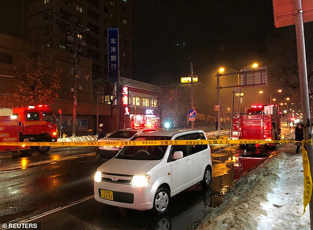 Cảnh sát phong toả các con đường ở quận Hiraghishi, thành phố Sapporo, đề phòng các vụ nổ khác xảy ra. Ảnh: Reuters.