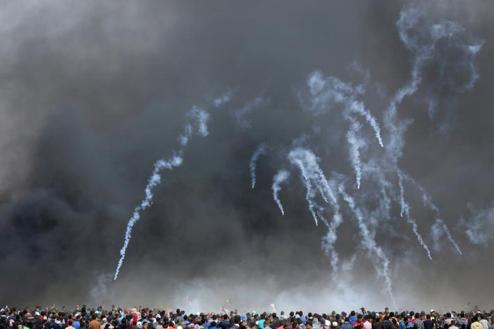 Binh sĩ Israel bắn lựu đạn hơi cay về phía người biểu tình Palestine trong cuộc đụng độ tại khu vực phía nam Dải Gaza ngày 27/4/2018.