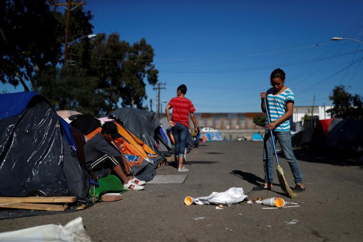 Một phụ nữ quét dọn tại khu "trại tị nạn" trên đường phố Tijuana ngày 8/12.