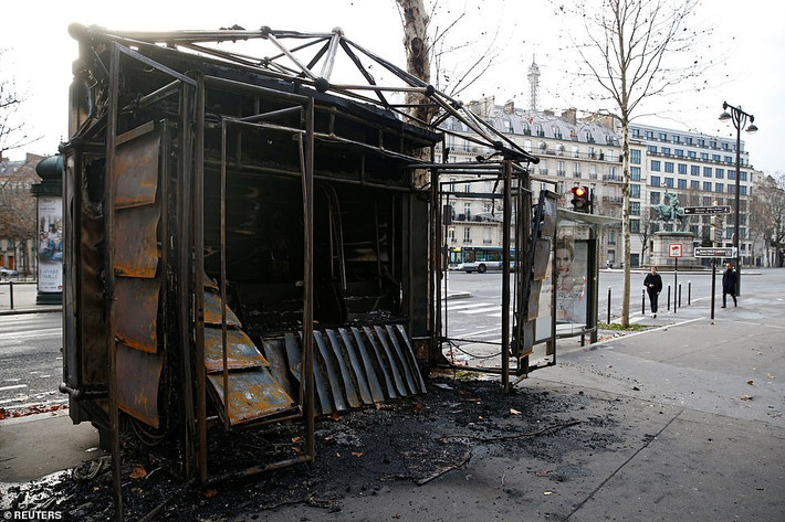 Đụng độ giữa người biểu tình và cảnh sát đã xảy ra tại Paris và nhiều thành phố khác của nước Pháp, trong đó có Marseille, Toulóue và Bordeaux. Thậm chí, biểu tình còn lan sang cả nước láng giềng Bỉ.
