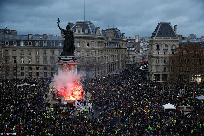 Hàng nghìn người biểu tình đổ về quảng trường Republique, thủ đô Paris.