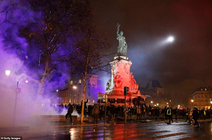 Cảnh đụng độ giữa cảnh sát và người biểu tình tại quảng trường Republicque ở Paris.