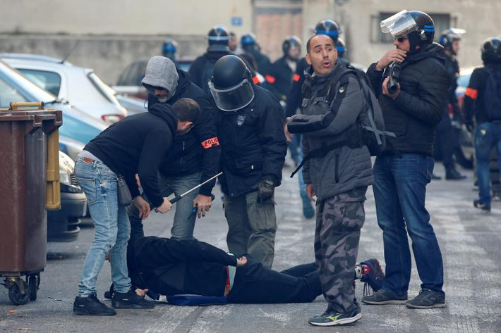 Tổng thống Pháp Emmanuel Macron đã kêu gọi người biểu tình bình tĩnh, đồng thời cam kết sẽ tiếp tục nhượng bộ thêm để tránh xảy ra bạo lực.