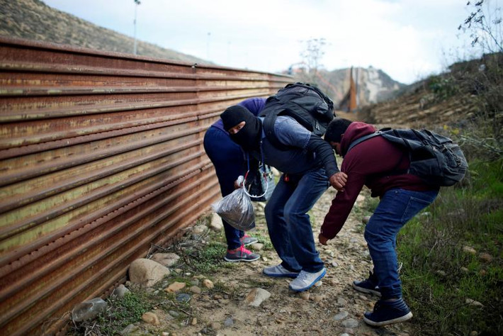Các di dân đến từ Honduras chuẩn bị vượt biên trái phép vào Mỹ từ Tijuana, Mexico, ngày 17/12.