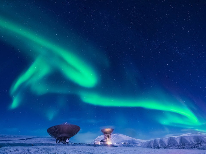 Thị trấn Longyearbyen được cho là một trong những địa điểm lý tưởng nhất trên thế giới để ngắm hiện tượng cực quang.