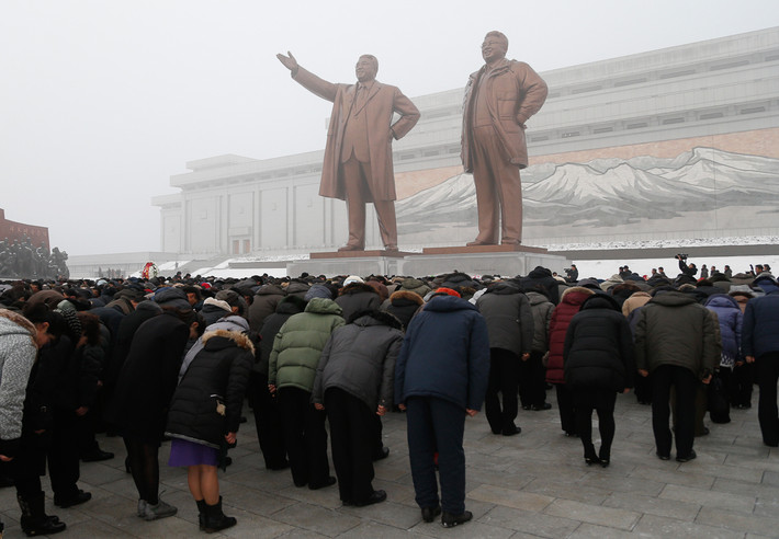 Người dân Triều Tiên cúi đầu thành kính trước tượng đài nhà sáng lập Triều Tiên Kim Il-sung và cố Chủ tịch Kim Jong-il tại khu Đài tưởng niệm Mansu Hill Grand, thề sẽ trung thành với nhà lãnh đạo Kim Jong-un.