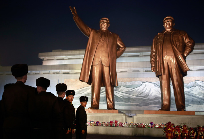 Được biết, sau khi cố Chủ tịch Kim Jong-il qua đời vào ngày 17/12/2011, con trai ông, nhà lãnh đạo Kim Jong-un, đã lên nắm quyền.