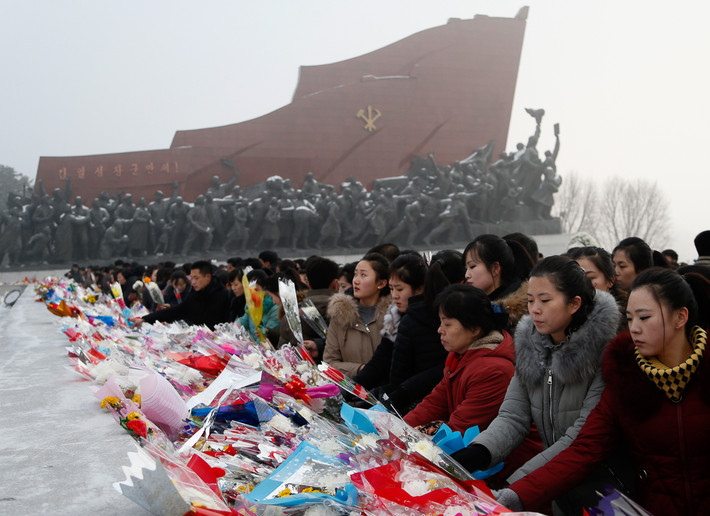 Theo Al Jazeera, ngày 17/12 vừa qua, hàng chục nghìn người dân Triều Tiên đã tới thăm khu Đài tưởng niệm Mansu Hill Grand ở thủ đô Bình Nhưỡng nhân dịp kỷ niệm 7 năm ngày mất của cố Chủ tịch Kim Jong-il. (Nguồn ảnh: Al Jazeera)