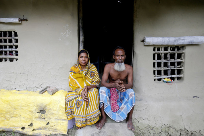 Ông Sheikh Aftab Uddin, 66 tuổi, và vợ, Mamta Bibi, 50 tuổi, ngồi trước ngôi nhà mới xây bằng bùn đất của họ trên đảo Ghoramara ngày 19/8. Được biết, ngôi nhà cũ của họ đã bị thủy triều cuốn trôi.