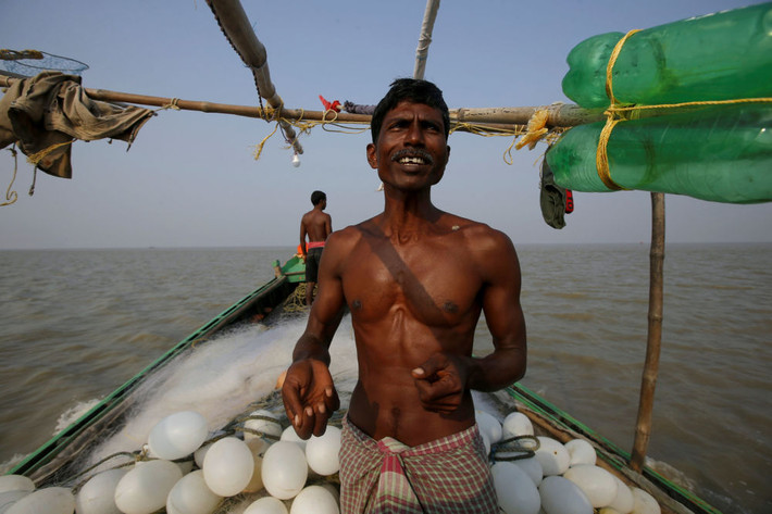 “Nếu chính phủ hỗ trợ, chúng tôi sẽ rời đi”, Reuters dẫn lời Sheikh Aftab Uddin, một cư dân đảo Ghoramara, chia sẻ. Theo Sheikh, một nửa dân số trên đảo đang chuẩn bị di dời, nhưng ông nhấn mạnh rằng họ sẽ cần chính phủ hỗ trợ nhà ở. Ảnh: Sputnik.