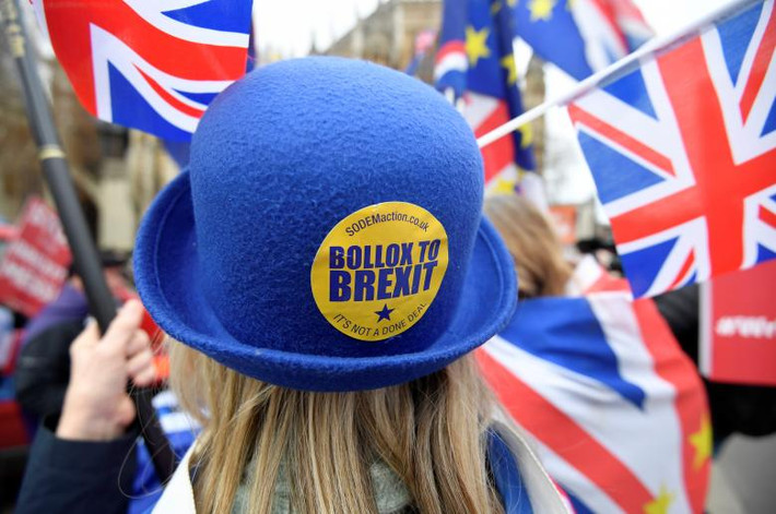 Một người phản đối Brexit tham gia cuộc biểu tình bên ngoài toà nhà Quốc hội ở thủ đô London ngày 10/12. Mời độc giả xem thêm video: Thị trường quốc tế trong tình trạng hỗn loạn vì Brexit (Nguồn: VTC14)