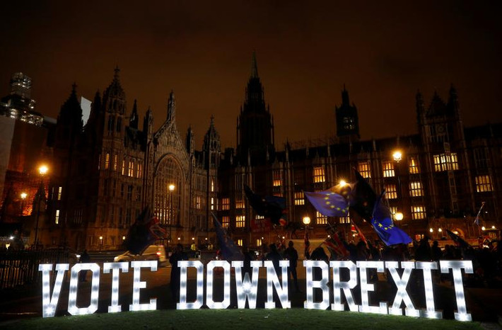 Được biết, dự thảo thoả thuận Brexit của Thủ tướng Anh trước đó đã vấp phải sự phản đối của nhiều quan chức chính phủ nước này.