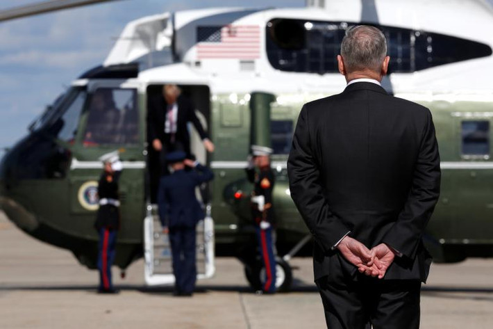 Ông Mattis chờ đón Tổng thống Trump lên chiếc Không lực Một tại căn cứ Andrews, bang Maryland, để tới Newport, bang Virginia, ngày 2/3/2017.