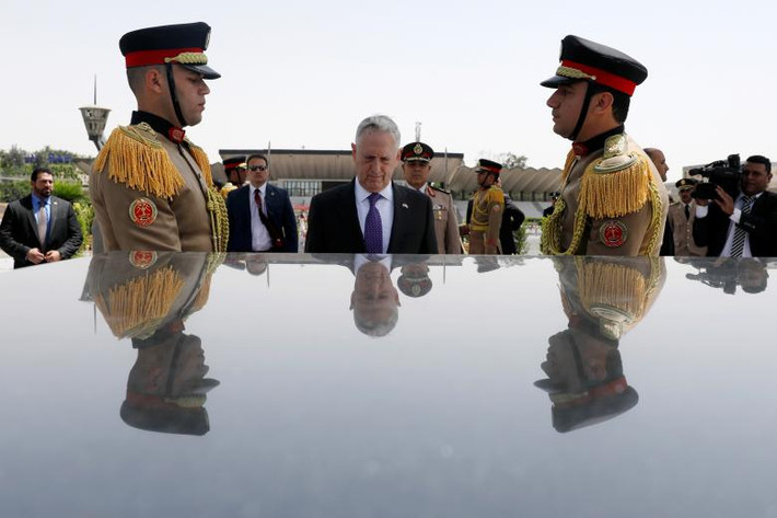 Bộ trưởng Mattis đặt vòng hoa tại đài tưởng niệm những người lính vô danh ở thủ đô Cairo, Ai Cập, ngày 20/4/2017.