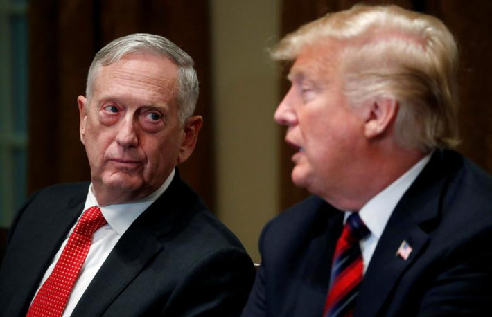 Bộ trưởng Quốc phòng Mattis lắng nghe khi Tổng thống Trump phát biểu trước báo giới tại Phòng Nội các của Nhà Trắng ngày 23/10/2018.