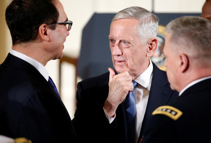 Bộ trưởng Mattis trao đổi với Bộ trưởng Tài chính Steven Mnuchin trước lễ trao Huân chương Danh dự tại Phòng Đông của Nhà Trắng ở Washington ngày 31/7/2017.