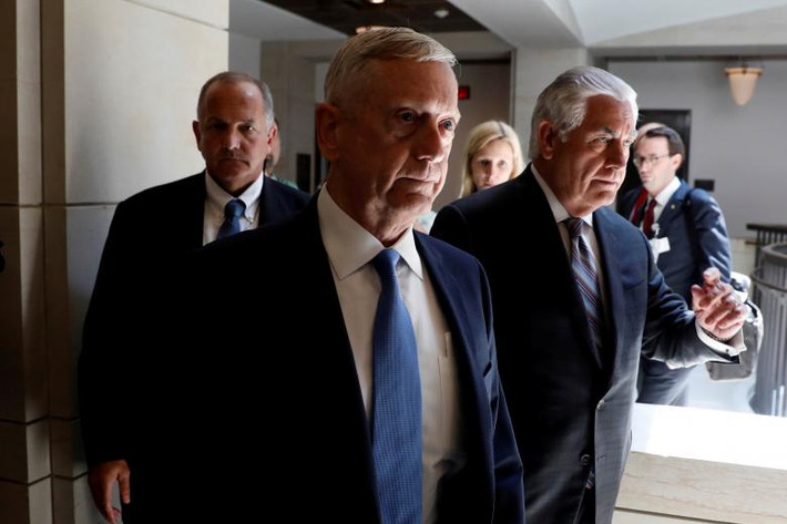 Bộ trưởng Mattis và Ngoại trưởng Mỹ khi đó là ông Rex Tillerson có mặt tại Quốc hội Mỹ ở thủ đô Washington ngày 2/8/2017 để thông báo về cuộc chiến chống khủng bố IS đang diễn ra.