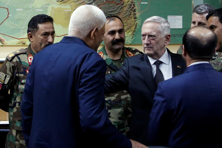 Bộ trưởng Mattis “an ủi” Bộ trưởng Quốc phòng Afghanistan Abdullah Habibi (trái), người đã từ chức sau vụ tấn công đẫm máu nhằm vào một căn cứ của Afghanistan, tại trụ sở của lực lượng Resolute Support ở Kabul, Afghanistan, ngày 24/4/2017.