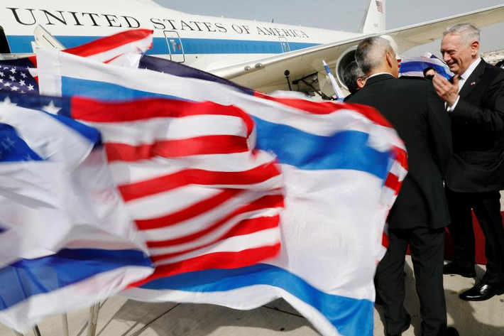 Bộ trưởng Mattis tạm biệt các quan chức quân đội Israel tại sân bay quốc tế Ben Gurion, Tel Aviv, Israel, ngày 21/4/2017.